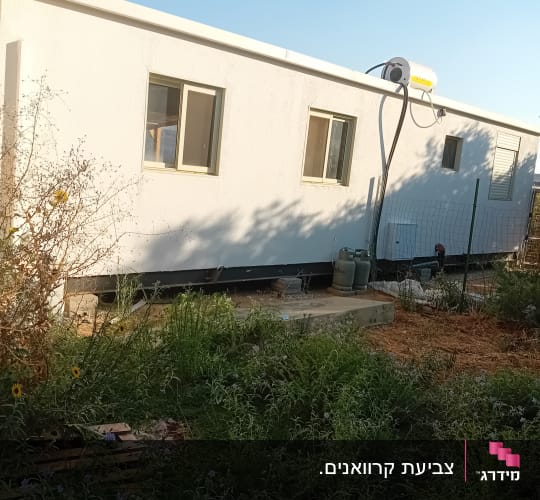 קיר חיצוני של מבנה צבוע בצבע חוץ בהיר